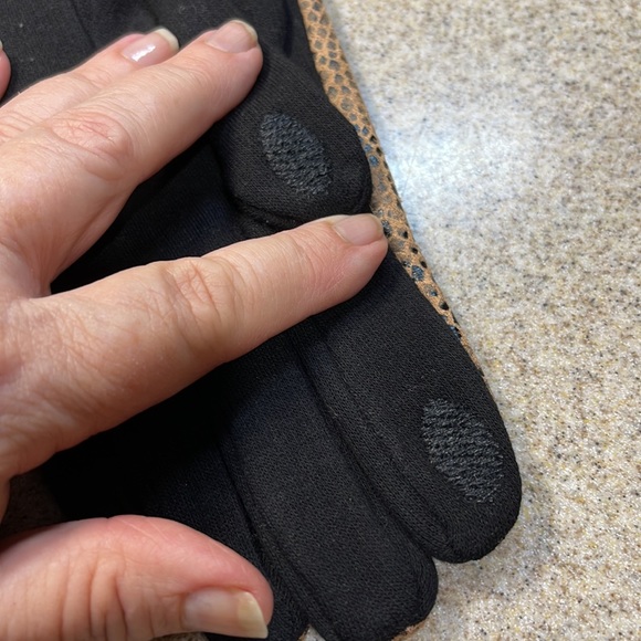 Snake 🐍 look GLOVES 🧤 BLACK AND BROWN LOVE ❤️ THE FAUX SNAKE SKIN LOOK. - Picture 4 of 6